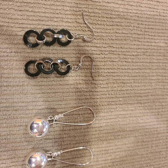 Costume dangle earrings - Picture 1 of 3